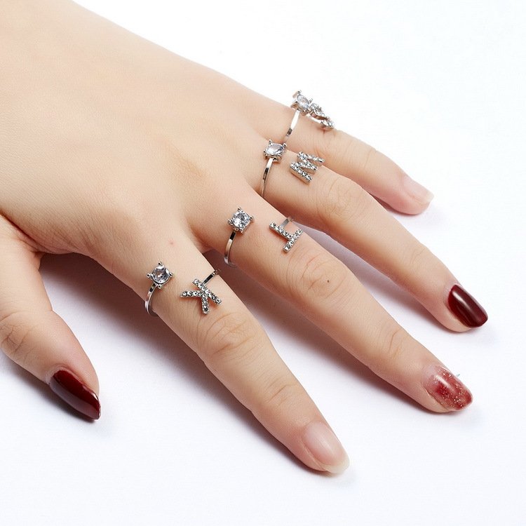 Anel ajustável com inicial e strass