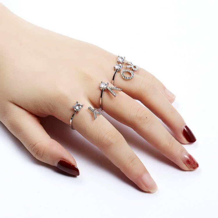 Anel ajustável com inicial e strass