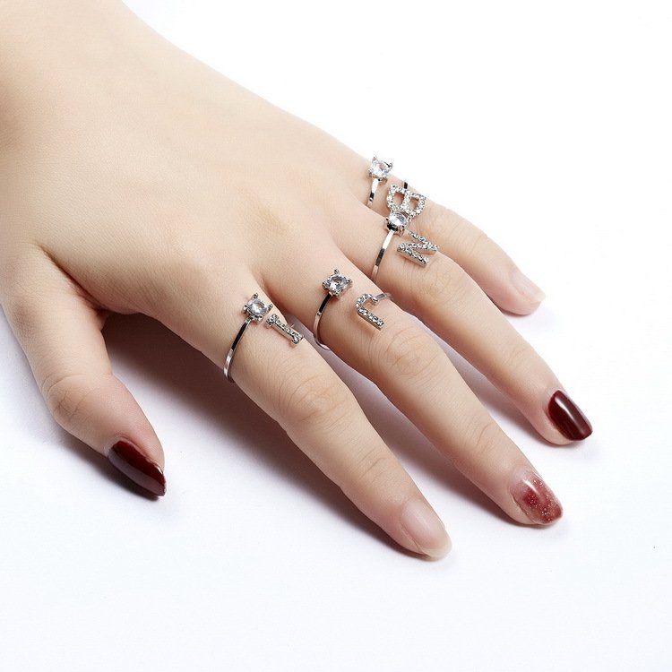 Anel ajustável com inicial e strass