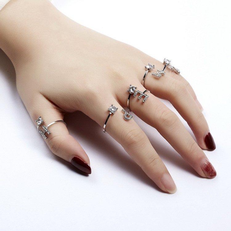 Anel ajustável com inicial e strass