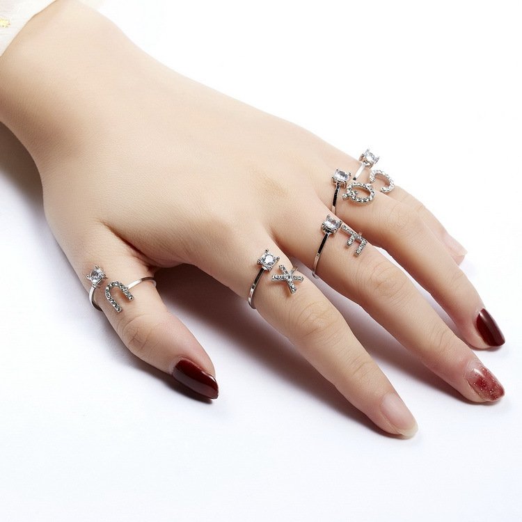 Anel ajustável com inicial e strass