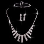 Conjunto de Bijuteria com Strass 4 Peças – Colar, Brincos, Anel e Pulseira