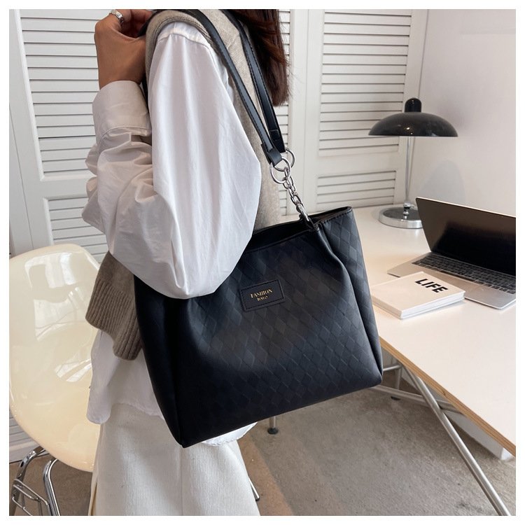 Mala Tote Acolchoada com Corrente – Mala de Ombro Feminina Padrão Losango