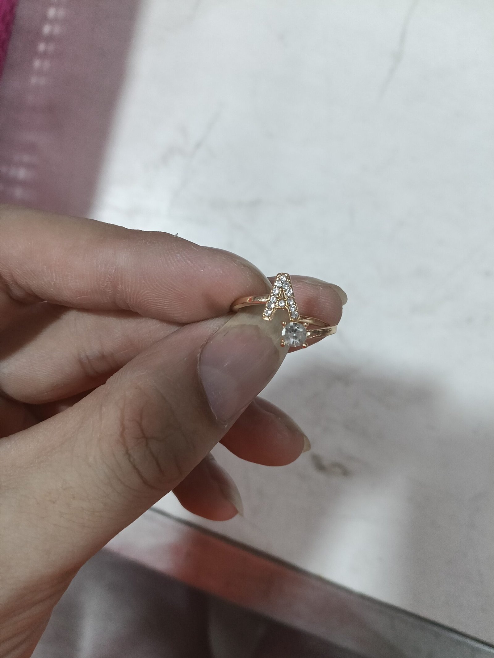 Anel Ajustável com Inicial (A–Z) e Strass – Bijuteria Feminina Elegante